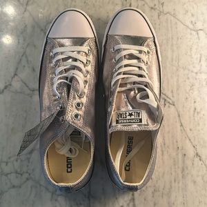 Converse Chuck Taylor All Star Low Top (men’s 10, women’s 12). Silver / Metallic
